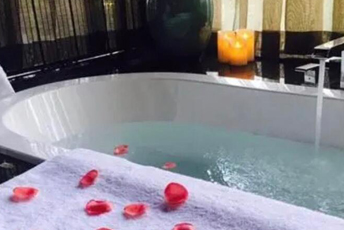 北京怀柔水疗池中的失重冥想：当身体学会漂浮